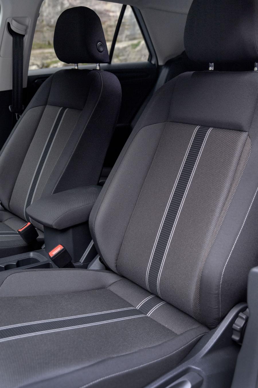 Интерьер Volkswagen T-Roc 2017 года  (UK) (фото 4 из 40)